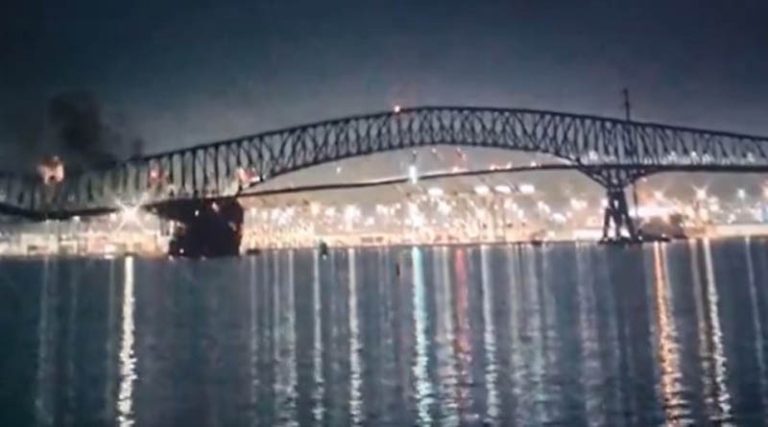 Τι συνέβη με το γιγάντιο πλοίο που έπεσε πάνω στην γέφυρα στη Βαλτιμόρη – «Έρχονται» αγωγές δισ. δολαρίων