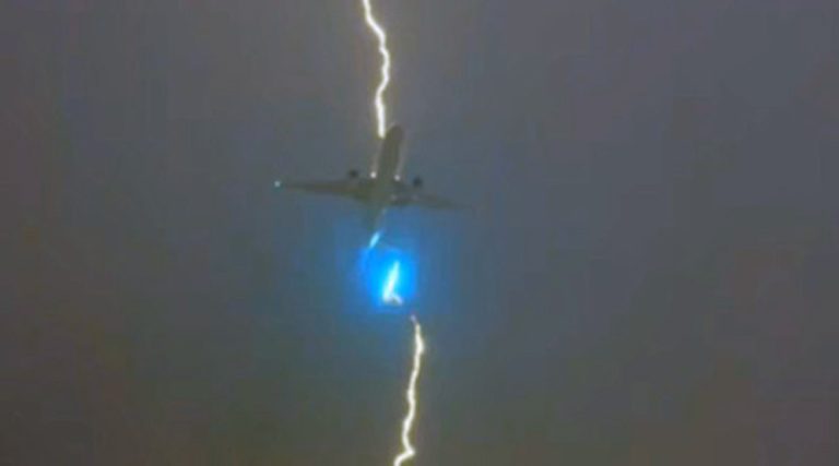 Τρόμος στην αέρα! Κεραυνός χτύπησε Boeing με 550 επιβάτες