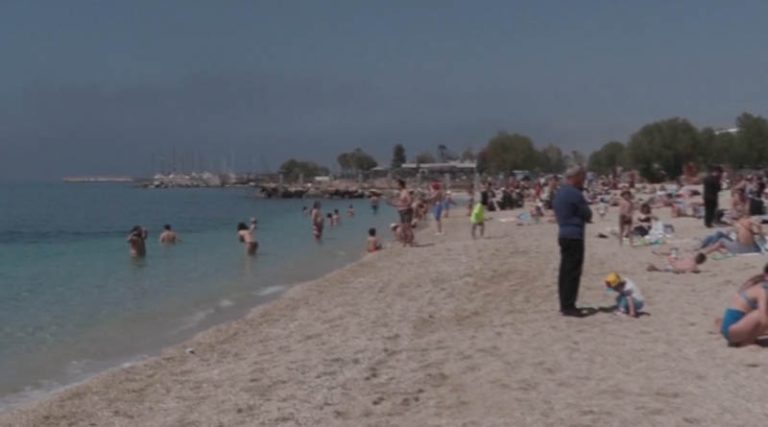 «Εκρηκτικό» κοκτέιλ ζέστης και αφρικανικής σκόνης –  Ο κόσμος ξεχύθηκε στις παραλίες! (βίντεο)