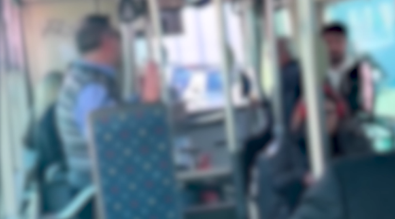Οδηγός λεωφορείου επέπληξε επιβάτιδα επειδή μιλούσε στο κινητό – «Είμαι στα όριά μου»