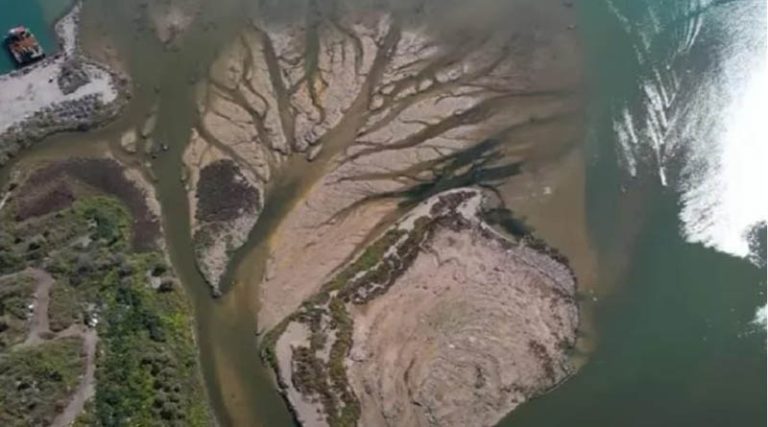 Αυτοψία στην Λίμνη Κάρλα:  Τι φταίει και δεν υποχωρούν τα ύδατα – Ποιοι κίνδυνοι ελλοχεύουν (βίντεο)