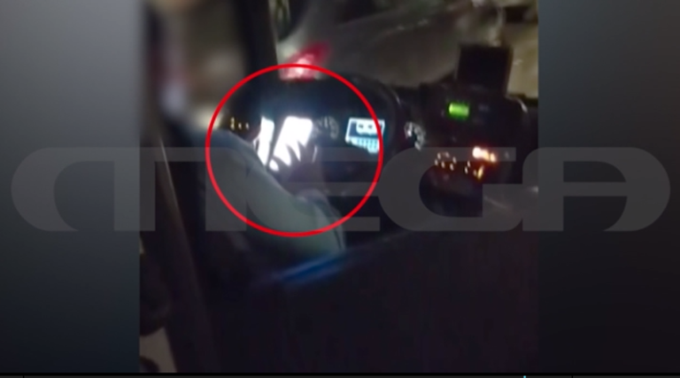 Ρεσιτάλ ανευθυνότητας από οδηγό λεωφορείου – Κρατάει κινητό και οδηγεί με αγκώνες (βίντεο)