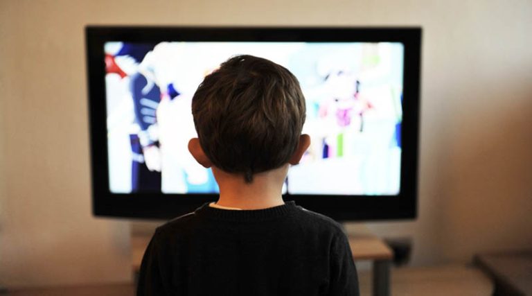 Η κίνηση που πρέπει να κάνουν οι γονείς όταν τα παιδιά βλέπουν τηλεόραση