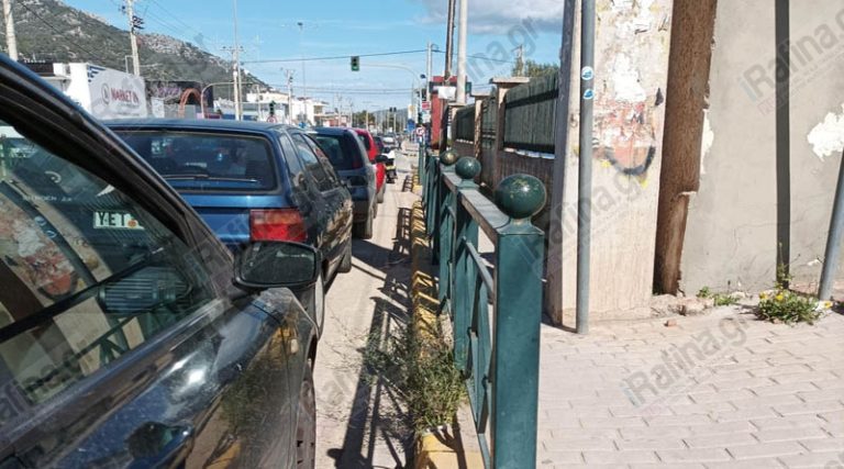 Επικίνδυνη η κατάσταση με τα παράνομα παρκαρισμένα αυτοκίνητα στο κέντρο της Νέας Μάκρης (φωτό)