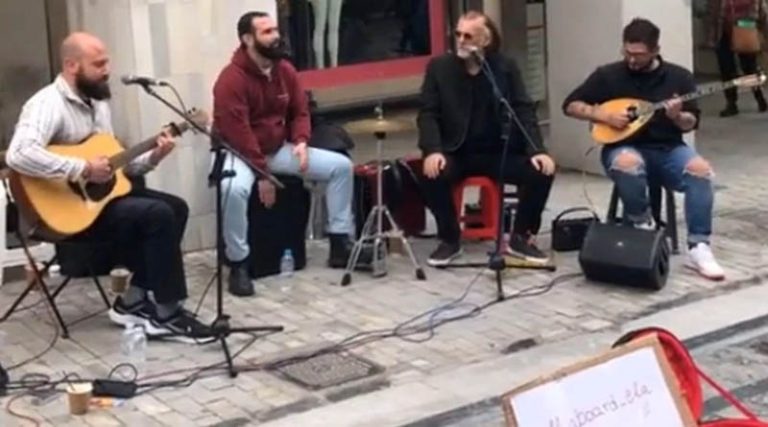 Φίλιππος Πλιάτσικας και Μπάμπης Στόκας τραγούδησαν μαζί με πλανόδιους μουσικούς στην Ερμού! (βίντεο)