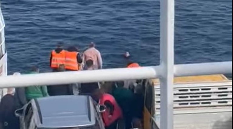 Επιχείρηση διάσωσης άνδρα που έπεσε στη θάλασσα από το Φέρυ Μποτ στο Πέραμα! (φωτό & βίντεο)