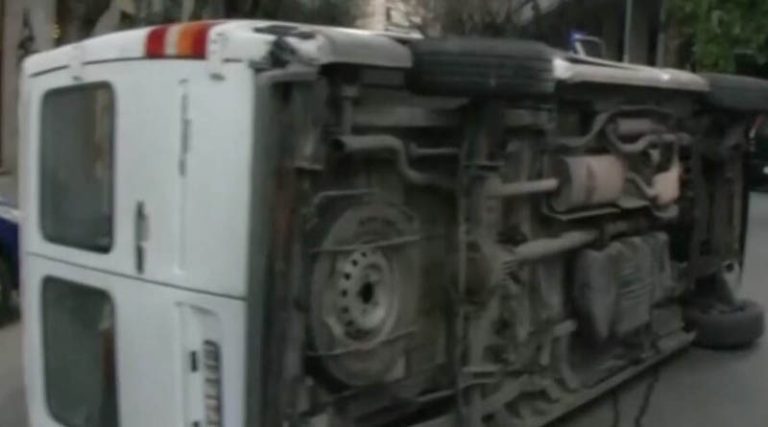 Τούμπαρε φορτηγάκι στην Αγίου Μελετίου μετά από τροχαίο! (βίντεο)