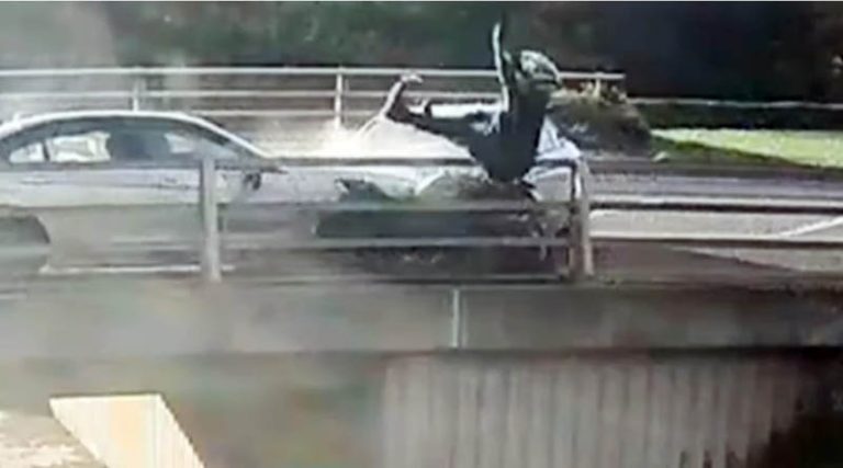 Σοκαριστικό τροχαίο: Μοτοσικλετιστής εκτοξεύεται από τη μηχανή και πέφτει από γέφυρα έπειτα από σύγκρουση με ΙΧ!