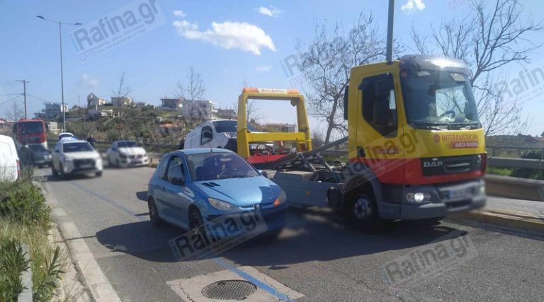 Ραφήνα: Με γερανό απομακρύνονται τα οχήματα μετά την καραμπόλα στη Λεωφόρο Μαραθώνος (φωτό)