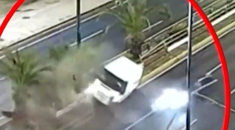 Οδηγός ΙΧ εμβόλισε φορτηγάκι στη Λ. Συγγρού – Βίντεο ντοκουμέντο από το σοκαριστικό τροχαίο