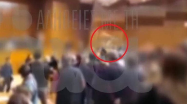 Βίντεο ντοκουμέντο από την αντίδραση των συγγενών στη δίκη για την φωτιά σε Ραφήνα & Μάτι – Έφυγαν καρέκλες!