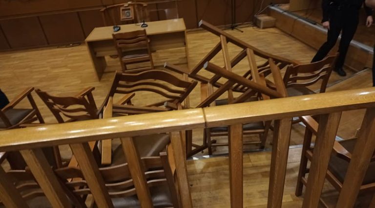 Δίκη για την φωτιά σε Ραφήνα & Μάτι: Στο αστυνομικό τμήμα ο άνδρας που πέταξε καρέκλα στον Ματθαιόπουλο