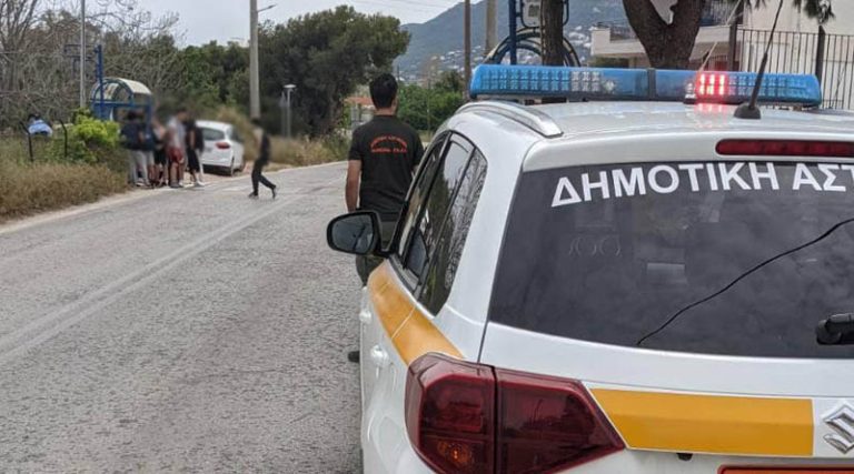Σπάτα Αρτέμιδα: Έλεγχοι από την Δημοτική Αστυνομία για την ασφαλή μετακίνηση των μαθητών (φωτό)