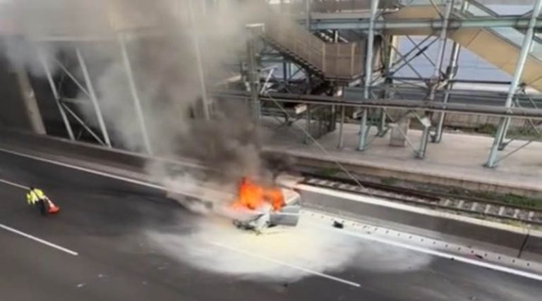 Βίντεο με το αυτοκίνητο που τυλίχθηκε στις φλόγες στην Αττική Οδό!