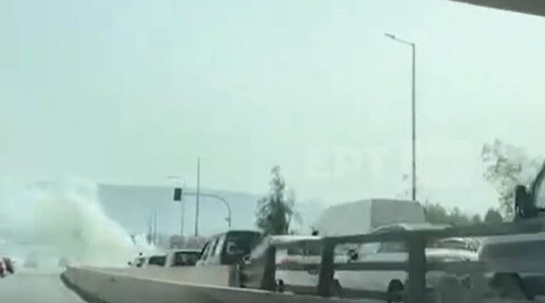 Aυτοκίνητο τυλίχθηκε στις φλόγες στην Λ. Ποσειδώνος! (βίντεο)
