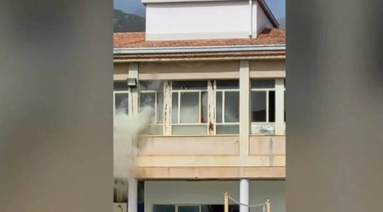 Σοκαριστικό βίντεο από τη φωτιά στο ΕΠΑΛ στην Άμφισσα – Μαθητές ζητούν βοήθεια στο παράθυρο!