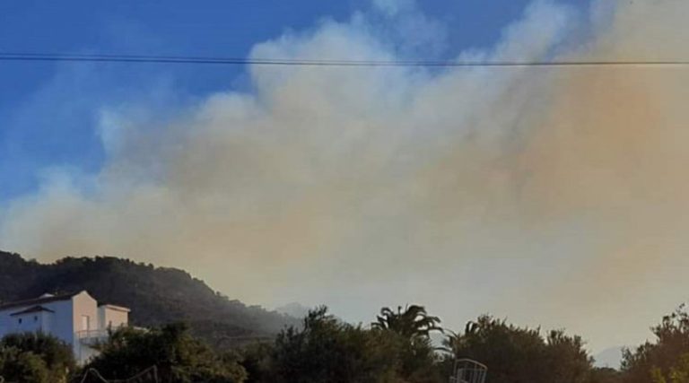 Μεγάλη φωτιά στο Λασίθι – Οι φλόγες έφτασαν στα σπίτια – Ήχησε το 112