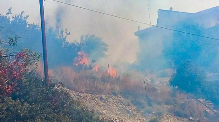 Ανεξέλεγκτη η φωτιά στο Λασίθι: Τέσσερις τραυματίες, ενισχύονται οι πυροσβεστικές δυνάμεις
