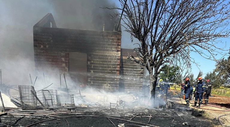 Νέες εικόνες από τη φωτιά στα Σπάτα – Καταστράφηκε ολοσχερώς μία αγροικία! (φωτό)