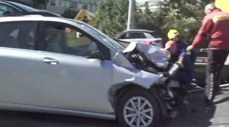 Σοκάρουν οι εικόνες από την καραμπόλα στη Λ. Βουλιαγμένης – 9 οχήματα, 3 άτομα στο νοσοκομείο! (βίντεο)