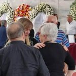 Κηδεία Γιάννη Φέρτη: Η αγκαλιά της Μαρίνας Ψάλτη με την πρώην σύζυγό του, Ξένια Καλογεροπούλου