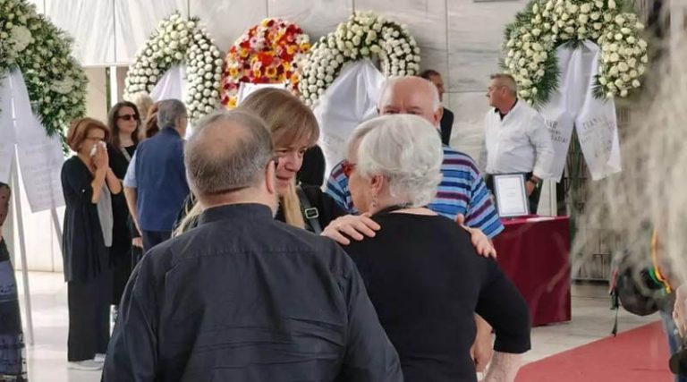 Κηδεία Γιάννη Φέρτη: Η αγκαλιά της Μαρίνας Ψάλτη με την πρώην σύζυγό του, Ξένια Καλογεροπούλου