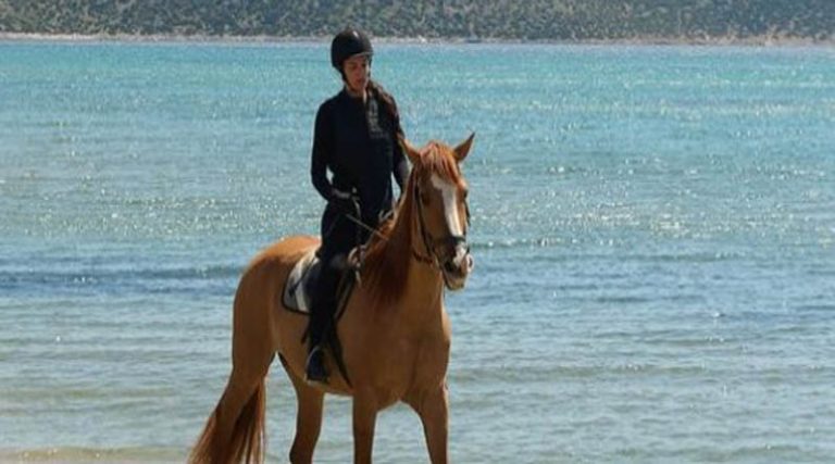 Στον Μαραθώνα η Μαρία Κορινθίου – Οι φωτογραφίες με το αγαπημένο της άλογο!