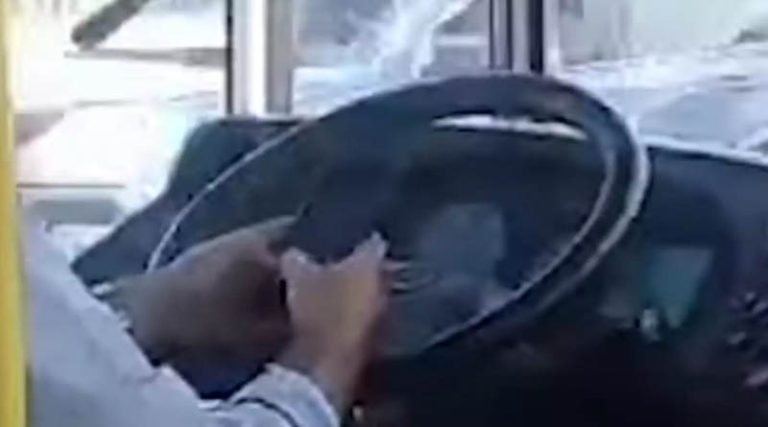 Οδηγός λεωφορείου των ΚΤΕΛ παίζει στο κινητό ενώ οδηγάει! (βίντεο)