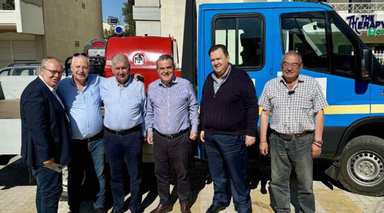 Παλλήνη: Ο ΣΠΑΠ παρέδωσε στον Δήμο ένα σύγχρονο Ανατρεπόμενο Φορτηγό με Πυροσβεστική Υπερκατασκευή