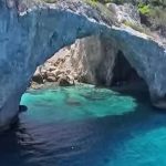 Η μικροσκοπική παραλία κρυμμένη μέσα σε μια σπηλιά, δίπλα στην Αθήνα!