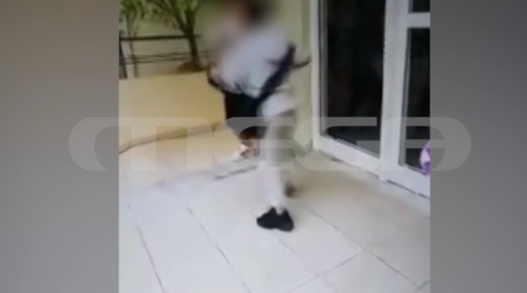 «Άλλος επεξεργάστηκε το βίντεο και έγραψε υπότιτλους» λέει ο πατέρας του 7χρονου που ξυλοκόπησε 9χρονο στην Πάτρα