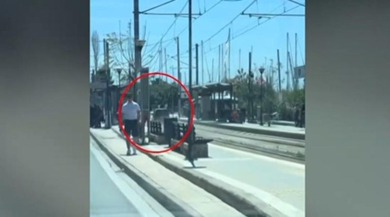 Αδιανόητο περιστατικό! Οδηγός μπήκε με Smart στις γραμμές του τραμ! (βίντεο)