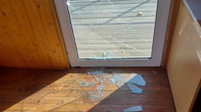 Νέος Βουτζάς: Έσπασαν με πέτρες το τζάμι της πόρτας στο Πυροφυλάκειο! (φωτό)