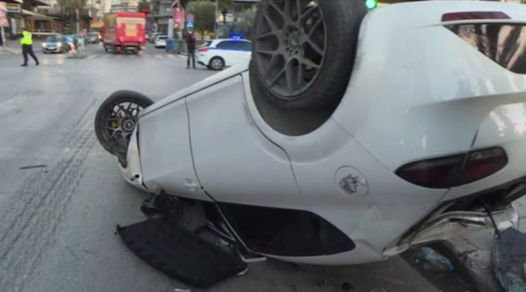 Σοκαριστικό τροχαίο: Αυτοκίνητο τούμπαρε – Ο οδηγός προσπάθησε να αποφύγει φορτηγό που πέρασε με κόκκινο! (βίντεο)