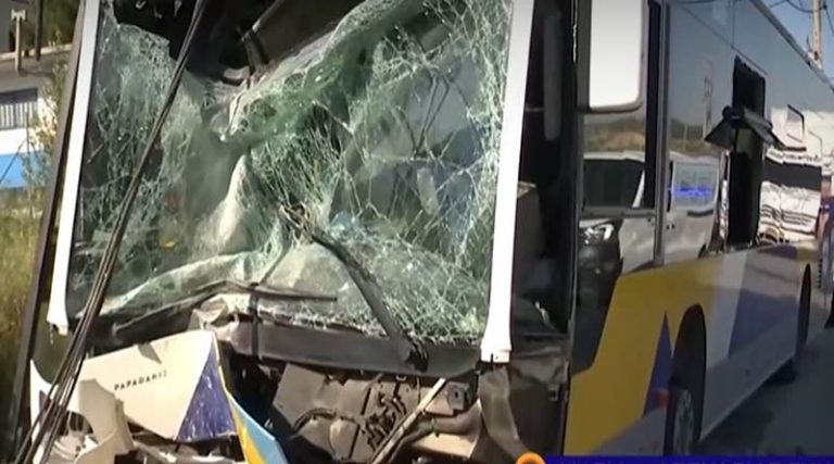Σοκάρουν οι εικόνες με το λεωφορείο που “καρφώθηκε” σε κολόνα (φωτό & βίντεο)