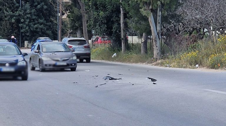 Τροχαίο στη Λ. Πόρτο Ράφτη – Βγήκε από στενό και εμβόλισε αυτοκίνητο! (φωτό)