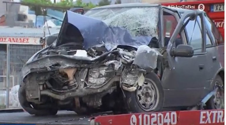 Μενίδι: Σε τοίχο ψητοπωλείου «καρφώθηκε» το αυτοκίνητο – Νέες εικόνες από το σημείο του ατυχήματος (βίντεο)