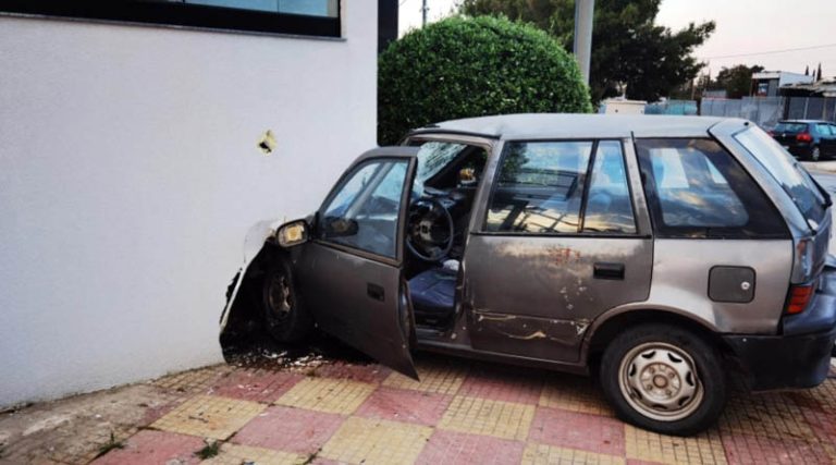 Μενίδι: Αυτοκίνητο “καρφώθηκε” σε τοίχο –  Χωρίς τις αισθήσεις της ανασύρθηκε η οδηγός!