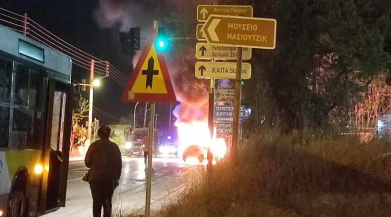 Τροχαίο σοκ στα Σπάτα: Σφοδρή σύγκρουση δύο αυτοκινήτων – Πήραν φωτιά! (φωτό)