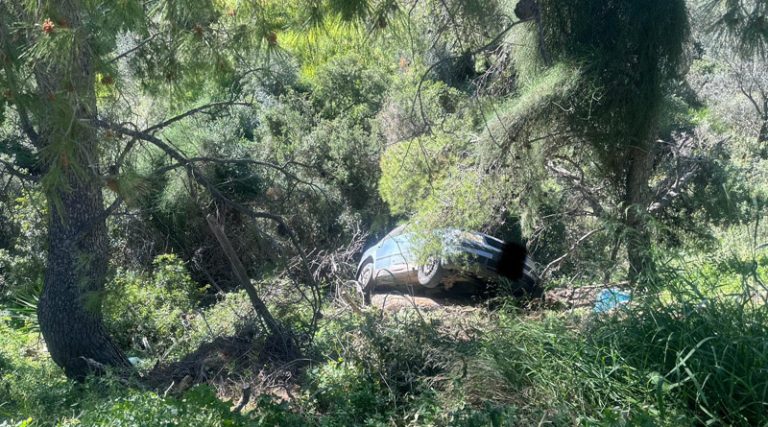 Περίεργο τροχαίο στο Πόρτο Ράφτη – Αυτοκίνητο έπεσε σε χαράδρα 10 μέτρων! (φωτό)
