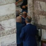 Πώς ξεκίνησε το άγριο ξύλο στη Βουλή μεταξύ των δύο βουλευτών – Σοκαριστικοί διάλογοι – Αποβλήθηκε ο Κωνσταντίνος Φλώρος