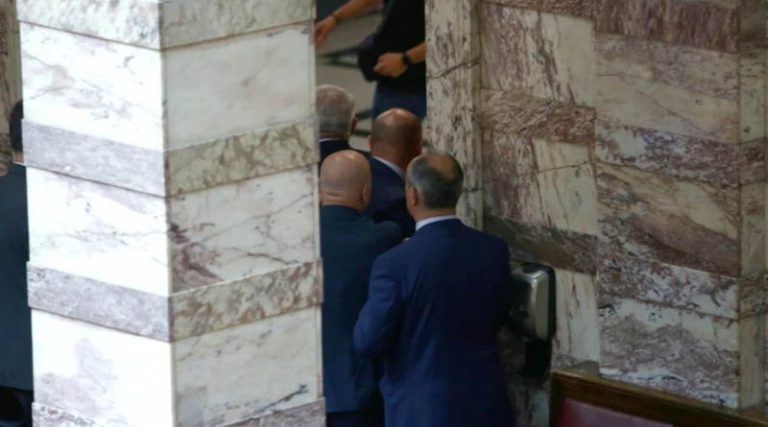 Πώς ξεκίνησε το άγριο ξύλο στη Βουλή μεταξύ των δύο βουλευτών – Σοκαριστικοί διάλογοι – Αποβλήθηκε ο Κωνσταντίνος Φλώρος