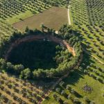 Ανάσταση μέσα σε κρατήρα: Δείτε που βρίσκεται το πιο ξεχωριστό εκκλησάκι της Ελλάδας (βίντεο)