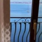 Σοκ με αυτό που αντίκρυσε τουρίστρια που νόμιζε ότι νοίκιασε δωμάτιο με.. θέα θάλασσα!   (βίντεο)