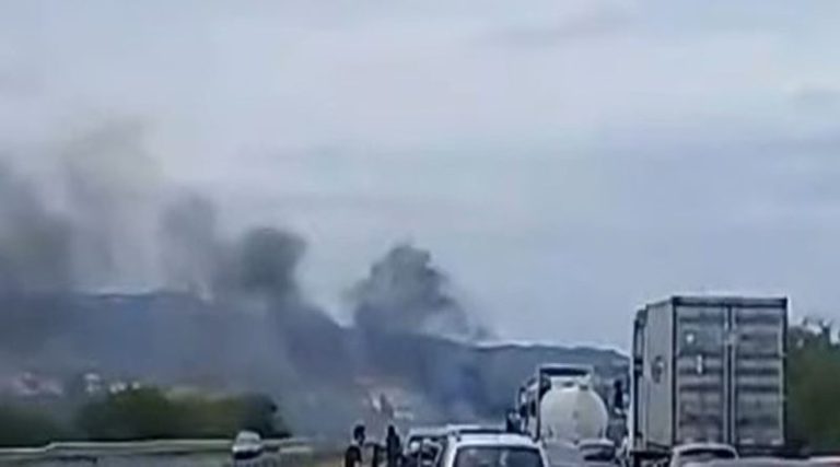 Φωτιά σε φορτηγό στην Κορίνθου – Πατρών – Διεκόπη η κυκλοφορία των αυτοκινήτων (βίντεο)