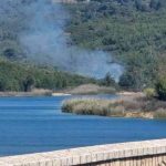 Φωτιά στο Καλέντζι δίπλα στη λίμνη του Μαραθώνα! (φωτό)