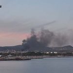 Φωτιά σε πάρκινγκ σκαφών στην Λεωφόρο Βάρης Κορωπίου! (φωτό)
