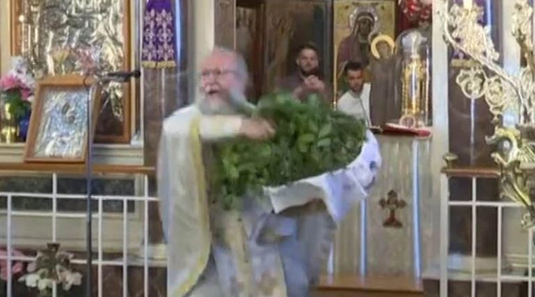Πρώτη Ανάσταση: Έκλεψε ξανά την παράσταση ο «ιπτάμενος» ιερέας στη Χίο (βίντεο)