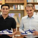Ποιος είναι ο 20χρονος πίσω από τα παπούτσια “Νέα Δημοκρατία”