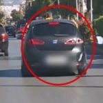 Σοκαριστικό σκηνικό: Έκανε βόλτα με  το παιδί να… κάθεται πάνω στο παράθυρο εκτός του αυτοκινήτου! (βίντεο)